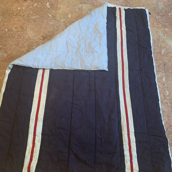 Tommy Hilfiger Thick and Cozy Twin comforter. - Picture 2 of 5